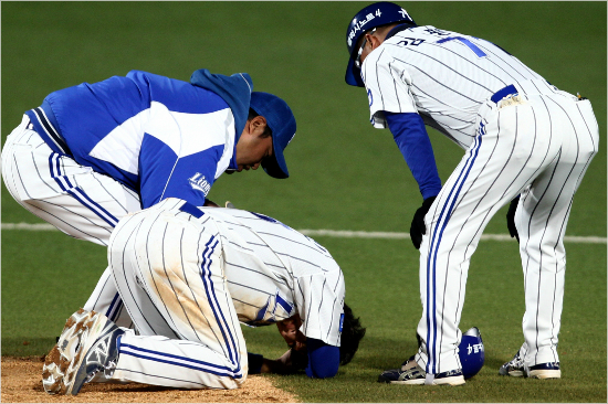 '얼마나아플꼬'삼성박해민이한국시리즈2차전에서도루한뒤부상을당해쓰러져있자김평호코치(오른쪽)등코칭스태프가근심스럽게바라보고있는모습.(자료사진=삼성)