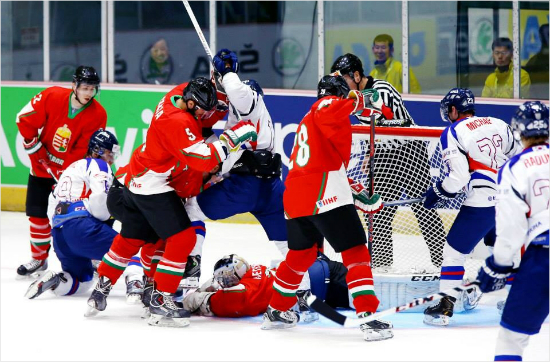 북미아이스하키리그(NHL)출신백지선감독선임후처음으로공식대회에나선한국아이스하키대표팀은유럽강호들과대등한경쟁끝에2014유로아이스하키챌린지에서2승1패로준우승했다.(자료사진=대한아이스하키협회)