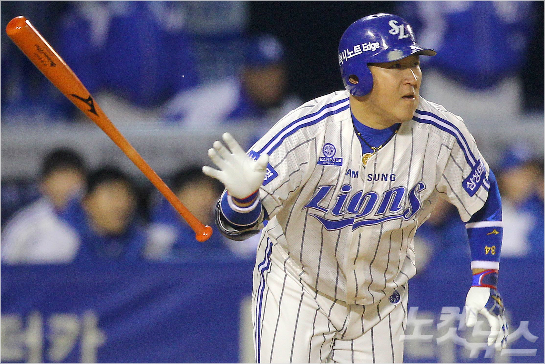 10일저녁서울잠실야구장에서열린2014한국야쿠르트세븐프로야구한국시리즈5차전넥센히어로즈와삼성라이온즈의경기에서1회말삼성공격2사1루상황,최형우가우전안타를때리고있다.박종민기자