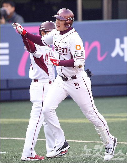 8일오후서울목동야구장에서열린2014한국야쿠르트세븐프로야구한국시리즈4차전넥센히어로즈와삼성라이온즈의경기2회말2사2,3루상황,유한준이좌월3점홈런을때린뒤그라운드를돌고있다.박종민기자