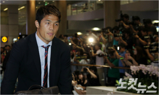 브라질월드컵에서부진한성적과냉담한축구팬의분위기를읽지못한경솔한행동으로많은비난을받았던골키퍼정성룡은부단한노력의결과울리슈틸리케감독부임후처음으로태극마크를달았다.박종민기자