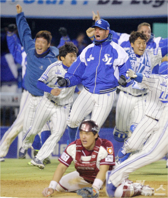 10일저녁서울잠실야구장에서열린2014한국야쿠르트세븐프로야구한국시리즈5차전넥센히어로즈와삼성라이온즈의경기9회말2사1,3루상황,최형우의2타점끝내기우전안타로2대1을기록하며승리한삼성선수들이환호하고있다.박종민기자