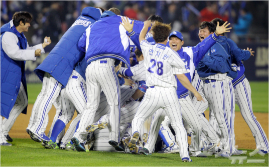 10일저녁서울잠실야구장에서열린2014한국야쿠르트세븐프로야구한국시리즈5차전넥센히어로즈와삼성라이온즈의경기9회말2사1,3루상황,최형우의2타점끝내기우전안타로2대1을기록하며승리한삼성선수들이환호하고있다.박종민기자