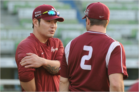 '오늘은반드시치리라'10일삼성과한국시리즈5차전에서4타수무안타침묵한넥센박병호(왼쪽)는11일6차전명예회복을다짐했다.사진은경기전로티노와대화하는모습.(자료사진=넥센히어로즈)