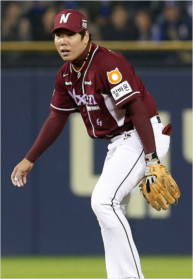 '정호야,떨치고일어나라'10일삼성과한국시리즈5차전에서통한의9회말실책으로대역전패의빌미를제공했던넥센유격수강정호.(자료사진=넥센히어로즈)