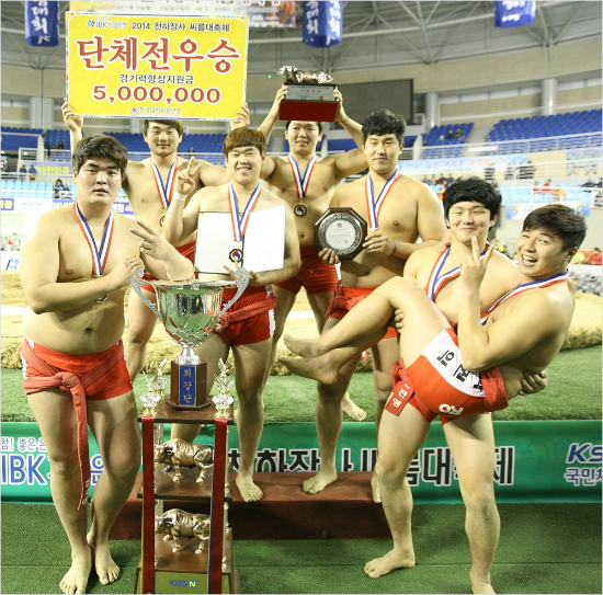 '그래,이맛이야'경기대씨름선수들이11일전국대학최강전에서경남대를누르고정상에오른뒤기쁨의세리머니를펼치고있다.(김천=대한씨름협회)