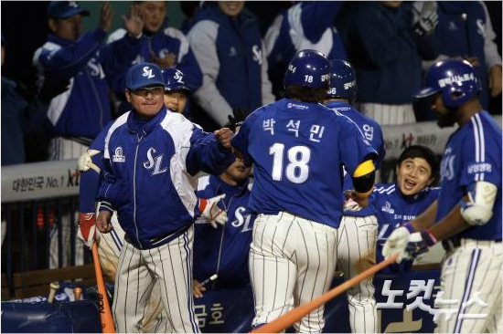 '그동안왜그랬어'류중일삼성감독(왼쪽)이11일넥센과한국시리즈6차전에서득점한뒤더그아웃으로들어오는박석민을축하해주고있다.(잠실=황진환기자)