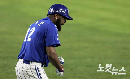 '내가MVP'삼성나바로가11일한국시리즈6차전에서쐐기홈런을날린뒤포효하고있다.(잠실=황진환기자)