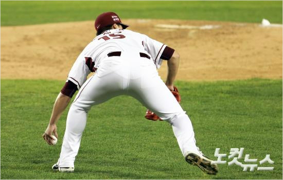 11일오후서울잠실야구장에서열린2014한국야쿠르트프로야구한국시리즈6차전삼성과넥센의경기에서3회초삼성공격무사1루상황에서넥센선발투수오재영이김상수의희생번트에공을떨어뜨리는실책을범하고있다.(황진환기자)