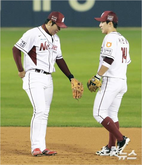 11일오후서울잠실야구장에서열린2014한국야쿠르트프로야구한국시리즈6차전삼성과넥센의경기에서4회초삼성이지영의타구를떨어뜨린넥센강정호가고개를떨구고있다.(황진환기자)