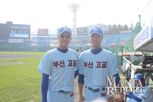 ▲2011년재활이후부산고-경남고라이벌전에서모습을드러냈던정수민(사진좌).정수민우측에서있는이가안태경이다.사진│김현희기자