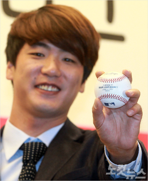 SK와이번스투수김광현이29일오후서울상암동스탠포드호텔에서메이저리그진출추진기자회견을갖고취재진을향해포즈를취하고있다.황진환기자