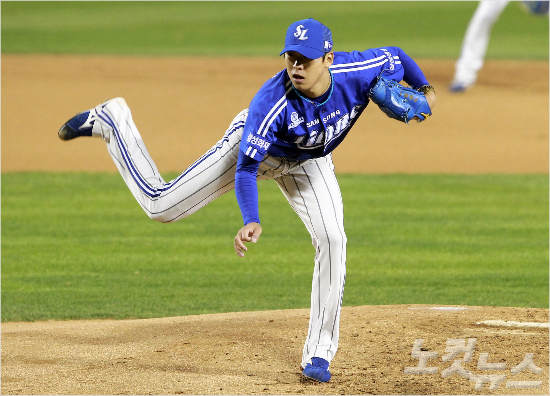 11일오후서울잠실야구장에서열린2014한국야쿠르트프로야구한국시리즈6차전삼성과넥센의경기에서삼성선발윤성환이역투하고있다.황진환기자
