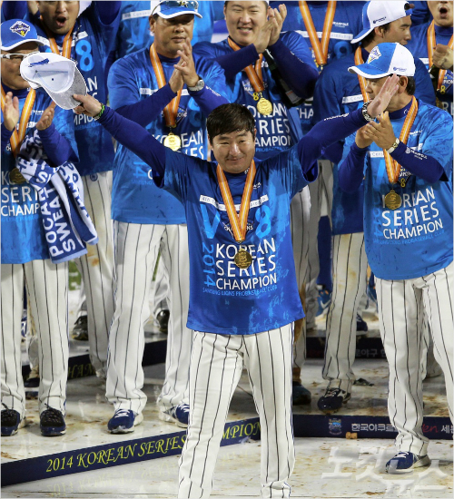 '이맛에야구한다'류중일삼성감독이11일넥센과한국시리즈6차전승리로우승을확정한뒤세리머니에서팬들환호에답례하고있다.(잠실=황진환기자)