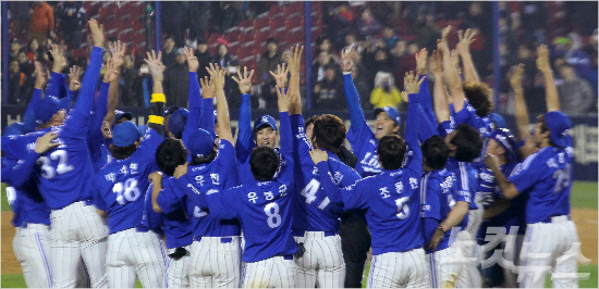 '벌써4번째야'삼성선수들이한국시리즈우승뒤손가락4개를펼쳐보이며4번째우승이라는의미의세리머니를펼치고있다.(잠실=박종민기자)