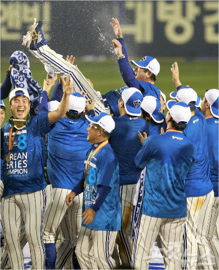 '이거6번은더받고싶다'류중일감독이한국시리즈우승뒤선수들로부터우승헹가래를받고있다.(잠실=황진환기자)