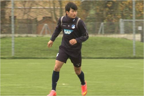 독일분데스리가호펜하임에서활약하는왼쪽측면수비수김진수는인천아시안게임에서당한허벅지부상에서회복해약1달만에소속팀훈련에복귀했다.(자료사진=호펜하임공식트위터)