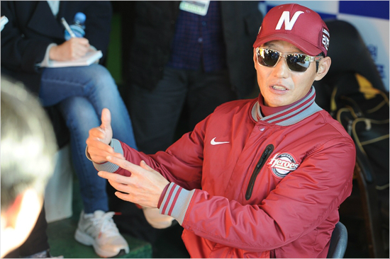 '나의10년전은요...'지난4일삼성과한국시리즈1차전을앞두고염경엽넥센감독이취재진에게2004년현대프런트시절한국시리즈추억을들려주는모습.(자료사진=넥센히어로즈)