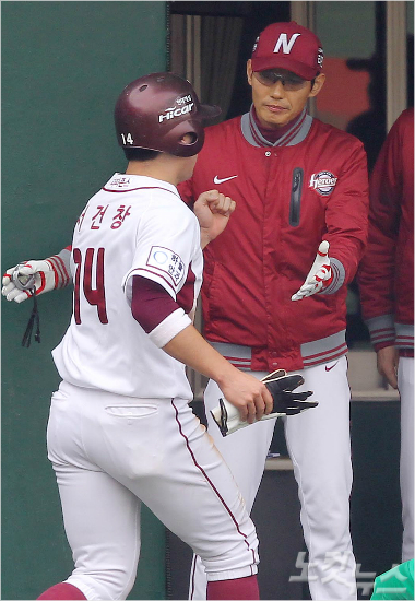 '잘했다'염경엽감독(왼쪽)이한국시리즈4차전에서선취점을올린서건창과하이파이브를하는모습.(자료사진=박종민기자)