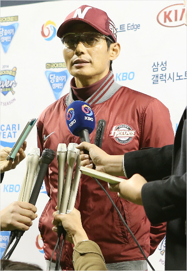 '아쉽지만후회는없습니다'염경엽감독이한국시리즈5차전에서끝내기역전패를안은뒤인터뷰를하는모습.(자료사진=넥센)