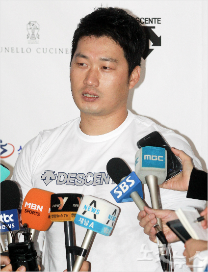 일본프로야구한신타이거즈투수오승환이3일오후김포공항을통해입국해취재진들의질문에답하고있다.이번시즌2승4패39세이브,평균자책점1.76으로센트럴리그세이브왕을차지한오승환은클라이맥스시리즈(CS)전경기(6경기)에모두등판해한신을9년만에일본시리즈에진출시키며MVP에선정됐다.황진환기자