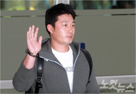 일본프로야구한신타이거즈투수오승환이3일오후김포공항을통해입국하고있다.이번시즌2승4패39세이브,평균자책점1.76으로센트럴리그세이브왕을차지한오승환은클라이맥스시리즈(CS)전경기(6경기)에모두등판해한신을9년만에일본시리즈에진출시키며MVP에선정됐다.황진환기자