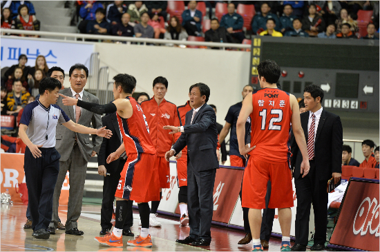 13일울산동천체육관에서열린프로농구창원LG와의경기에서울산모비스선수단이심판판정에항의하고있다(사진제공/KBL)