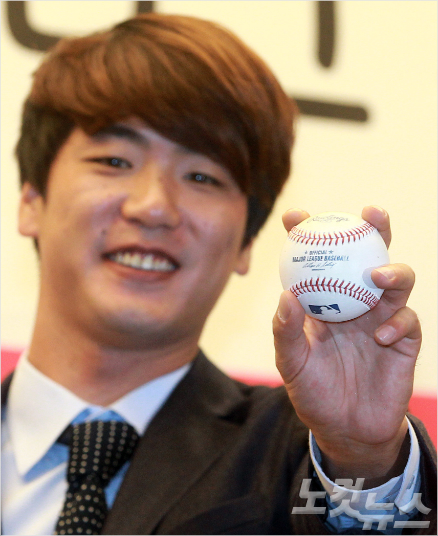 SK와이번스투수김광현이29일오후서울상암동스탠포드호텔에서메이저리그진출추진기자회견을갖고취재진을향해포즈를취하고있다.황진환기자