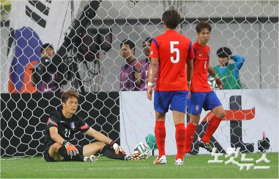 브라질월드컵에서부진한활약에그쳤던홍정호-김영권의중앙수비조합은울리슈틸리케감독부임후처음호흡을맞춘요르단전에서도불안한모습을노출했다.박종민기자