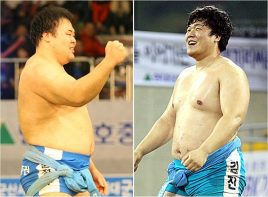 '한판붙어보자'15일천하장사씨름대축제16강전에서나란히승리하며8강에진출한김진(오른쪽)과윤정수.(자료사진=대한씨름협회)