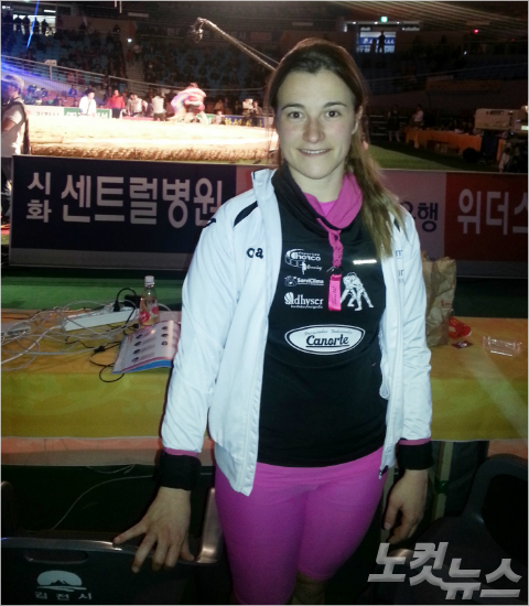 '저모래판,내년에는꼭접수할거에요'15일열린천하장사씨름대축제여자부에서아쉽게결승진출이무산된뒤내년을다짐한스페인미녀장사모니카마티아.(김천=임종률기자)