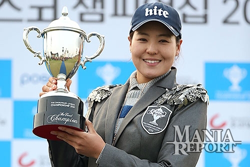 ▲전인지가우승트로피를들어올리고있다.사진