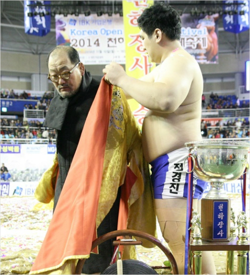 '스승님고맙습니다'정경진(오른쪽)이16일2014천하장사씨름대축제결승전에서윤정수를누르고천하장사에오른뒤이승삼창원시청감독에게천하장사도포를입혀주고있다.(김천=대한씨름협회)