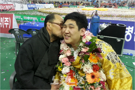 '경진아,고맙데이~!'이승삼감독(왼쪽)이16일천하장사에오르며자신의꿈을이뤄준제자정경진에게입을맞추고있다.(김천=임종률기자)