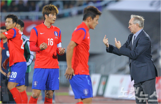 이란원정을준비하는슈틸리케감독(사진오른쪽)과한국축구대표팀(자료사진/노컷뉴스)