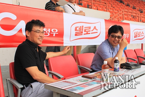 ▲지난청룡기고교야구선수권에서모습을드러냈던양상문LG감독(사진우).양감독은'휴식'과참으로어울리지않는삶을살고있다.사진│김현희기자