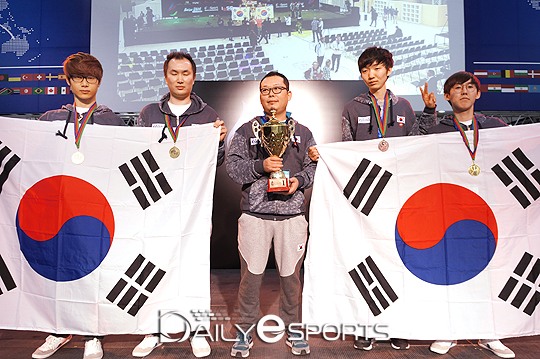 IeSF 월드 챔피언십에서 금메달 3개, 동메달 1개를 획득한 대한민국 e스포츠 대표 선수단.