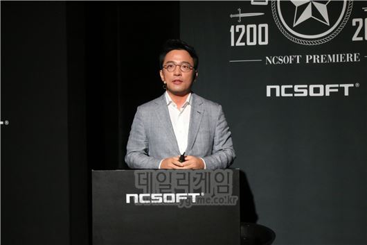 엔씨 김택진 대표가 18일 2014 지스타 프리미엄 기자간담회에서 신작 게임을 공개하고 있다.