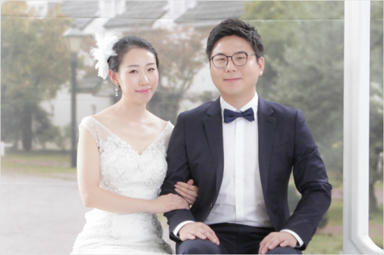 오는22일웨딩마치를울리는SK김민중매니저(오른쪽)와신부조혜원양.(사진=SK와이번스)