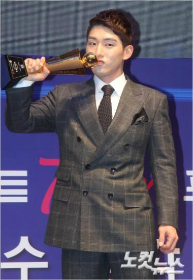 '최고의입맞춤'넥센서건창이18일열린2014프로야구MVP및신인왕시상식에서MVP에오른뒤트로피에입을맞추고있다.(사진=박종민기자)