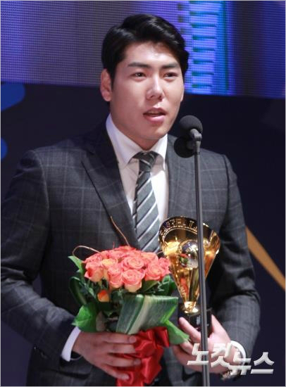 '내년에는미국에서'넥센유격수강정호가18일프로야구MVP및신인상,각부문별시상식에서장타율왕에오른뒤소감을밝히고있다.(사진=박종민기자)