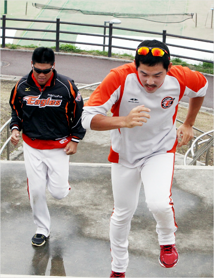 일본오키나와에서마무리훈련중정밀검진을받는한화이용규(오른쪽)-최진행.(자료사진=한화이글스)