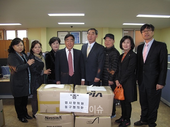 ▲법무부법사랑위원부산동구지구협의회위원들이부산지부를방문해방한복을전달하고기념촬영.<법무보호공단부산지부제공>