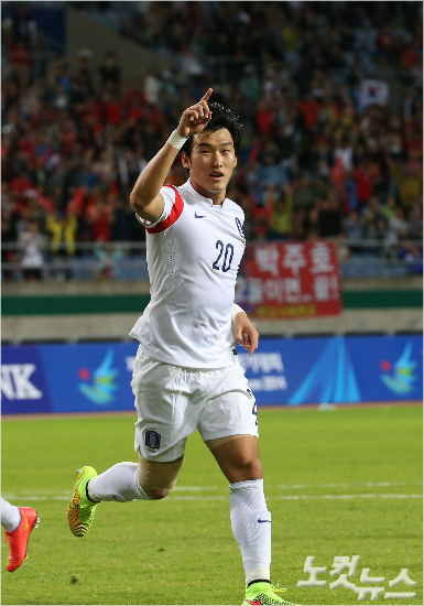 인천아시안게임에서'이광종호'의주장으로28년만의금메달을이끌었던장현수는울리슈틸리케감독부임후대표팀에서도'멀티플레이어'로맹활약하고있다.윤성호기자