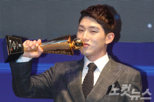 18일오후서울양재동더케이호텔에서열린2014한국야쿠르트세븐프로야구MVP,최우수신인선수및각부문별시상식에서MVP로선정된넥센히어로즈서건창이트로피에입맞추고있다.(사진=박종민기자)