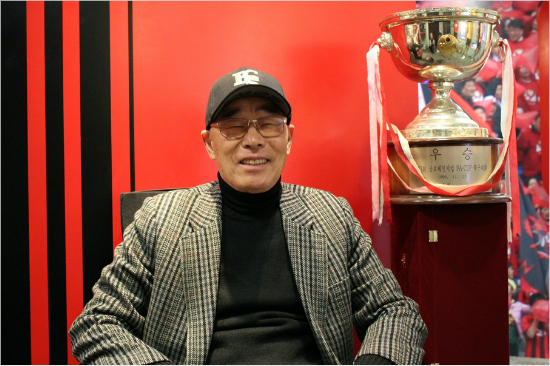 1998년당시안양LG의FA컵우승을이끌었던박병주감독은16년만에다시FA컵우승에도전하는후배들의우승을예상했다.(자료사진=FC서울)