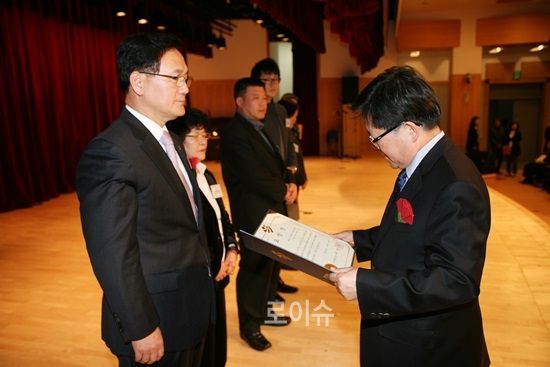 ▲좋은데이사회공헌재단강민철이사(사진왼쪽)가표창장을받고있다.<좋은데이사회공헌재단제공>