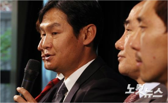 최용수FC서울감독은김학범성남FC감독과'사제대결'에서반드시승리해16년만의FA컵우승트로피를들어올린다는각오다.윤성호기자