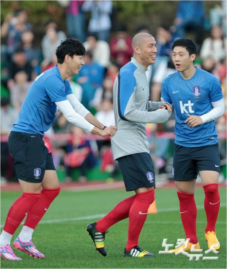 울리슈틸리케감독은내년1월호주에서열리는아시안컵에최근현역은퇴의사를밝혔던34세베테랑차두리와함께하겠다는의지를공개했다.박종민기자