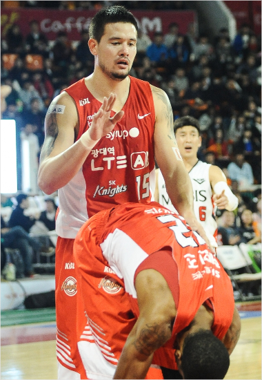 '헤인즈,괜찮아'SK김민수가20일모비스와홈경기에서팀동료애런헤인즈를격려하고있다.(잠실=KBL)